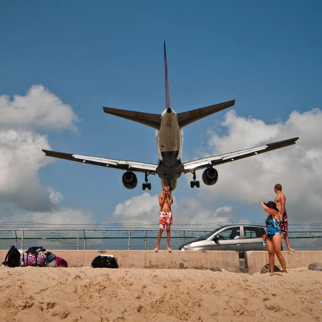 Самолет над головой. Пляж с самолетами. Самолет над пляжем. Посадочная полоса на пляже. Истребитель над пляжем.