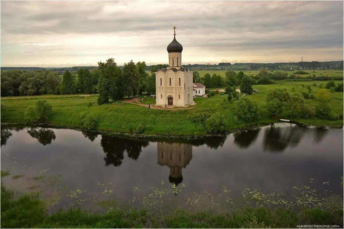 Церковь на нерли какой век. Храм Покрова на Нерли. Спас на Нерли. Храм на реке Нерли. Храм Покрова на Нерли Архитектор.