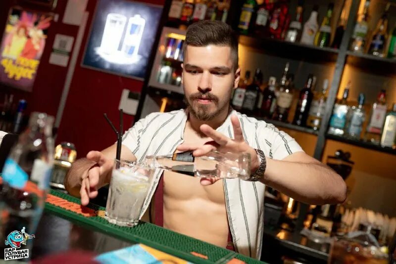 Итальянский бар. Человек за барной стойкой. Дом актера воронеж ресторан. Джо тёркел. Дом актёра кафе ресторан.