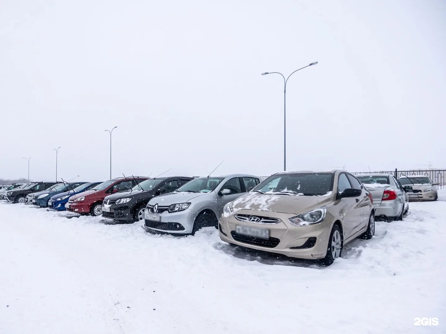 Автомобили с пробегом зимой. Автосалон машины с пробегом зима. Авторынок Чебоксары. Автосалон подержанных машин. Продажи авто бу челябинск