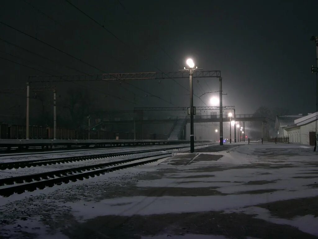Включи ночную станцию. Ночная станция. Железнодорожная станция зима. Железнодорожная станция ночью. Зимняя станция ночью.