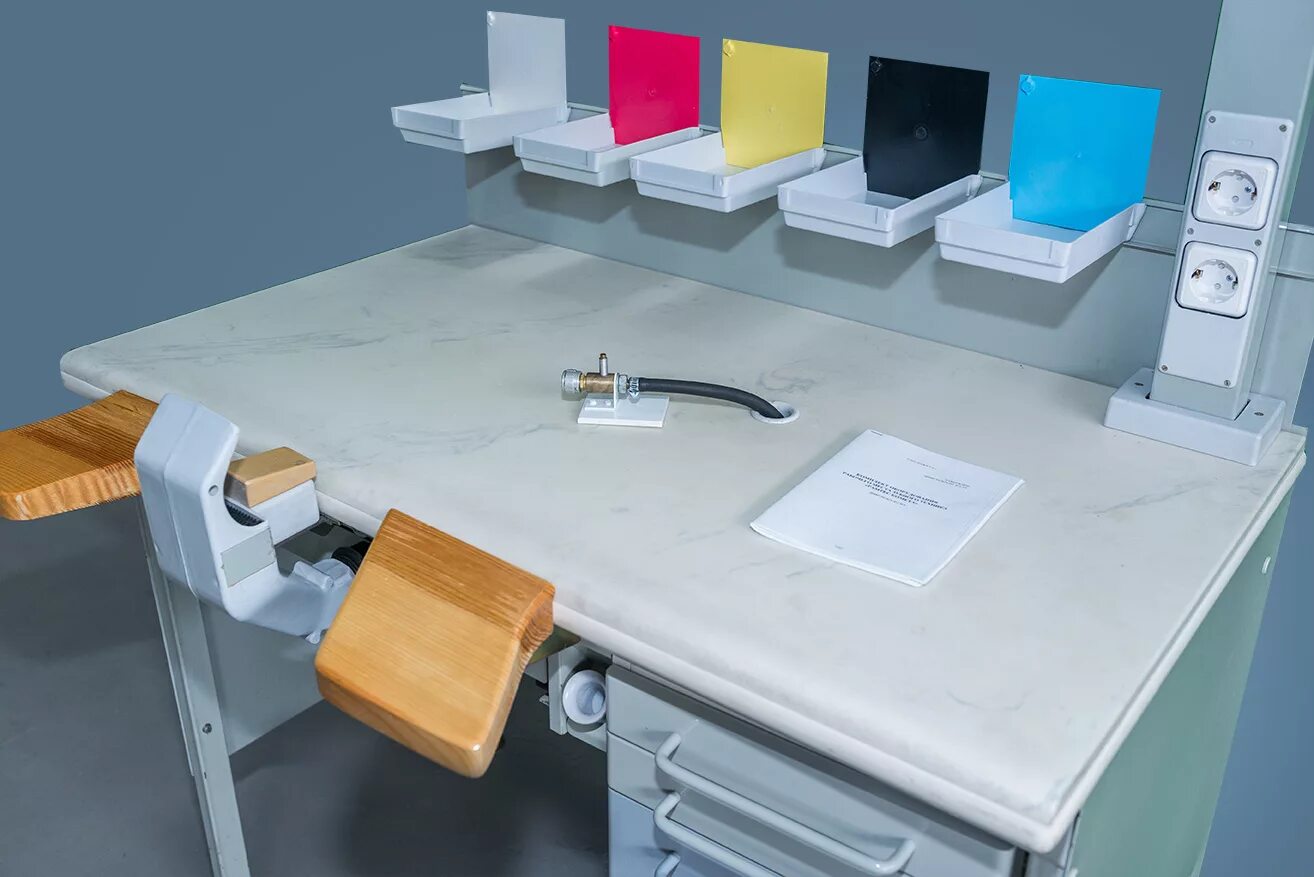 Стол гипсовочный зуботехнический. Зуботехническая лаборатория рабочий стол. Оборудование для зубного техника. Стол зуботехнический аверон сзт 4. Рамтес комета стол зуботехнический.