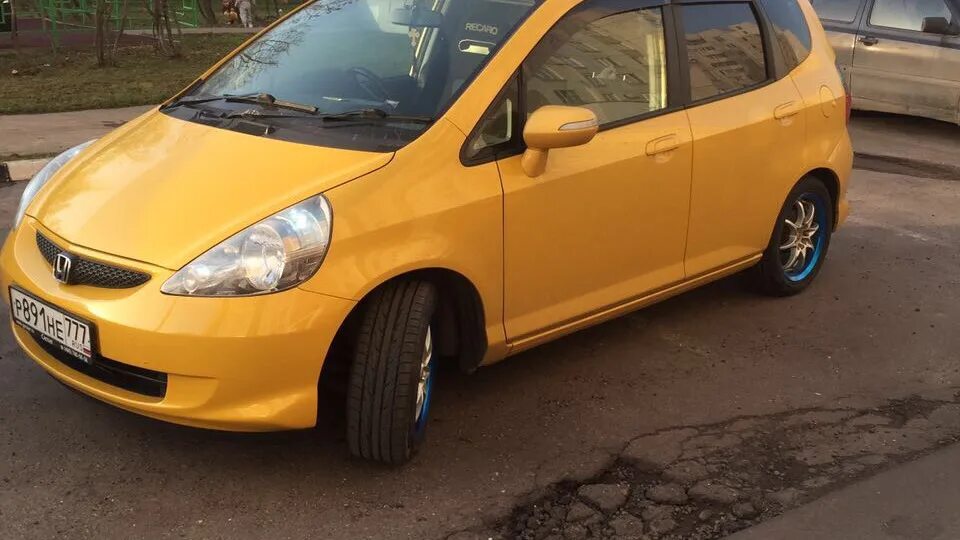 Хонда фит 2004. Honda Fit желтый 2002. Жёлтый Хонда фит 2009. Хонда фит 2003 желтый.