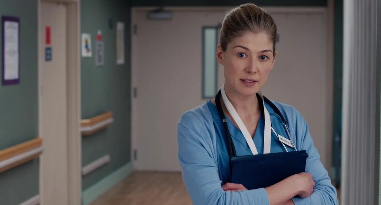 возвращенные постер. розамунд пайк кадры. розамунд пайк. шайло фернандес и розамунд пайк. розамунд пайк кадры.