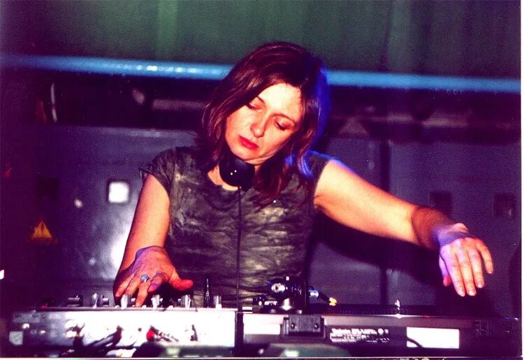 Дж лена попова. Лена попова диджей возраст. Лена попова диджей в молодости. Dj лена попова 1994. Dj елена попова.