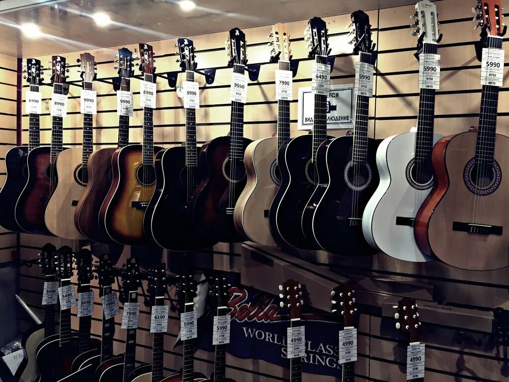 Музыка купить спб. Музыкальный магазин. Магазин музыкальных инструментов. Гитары музыкальные магазины. Магазин музыкальных инструментов гитарист.