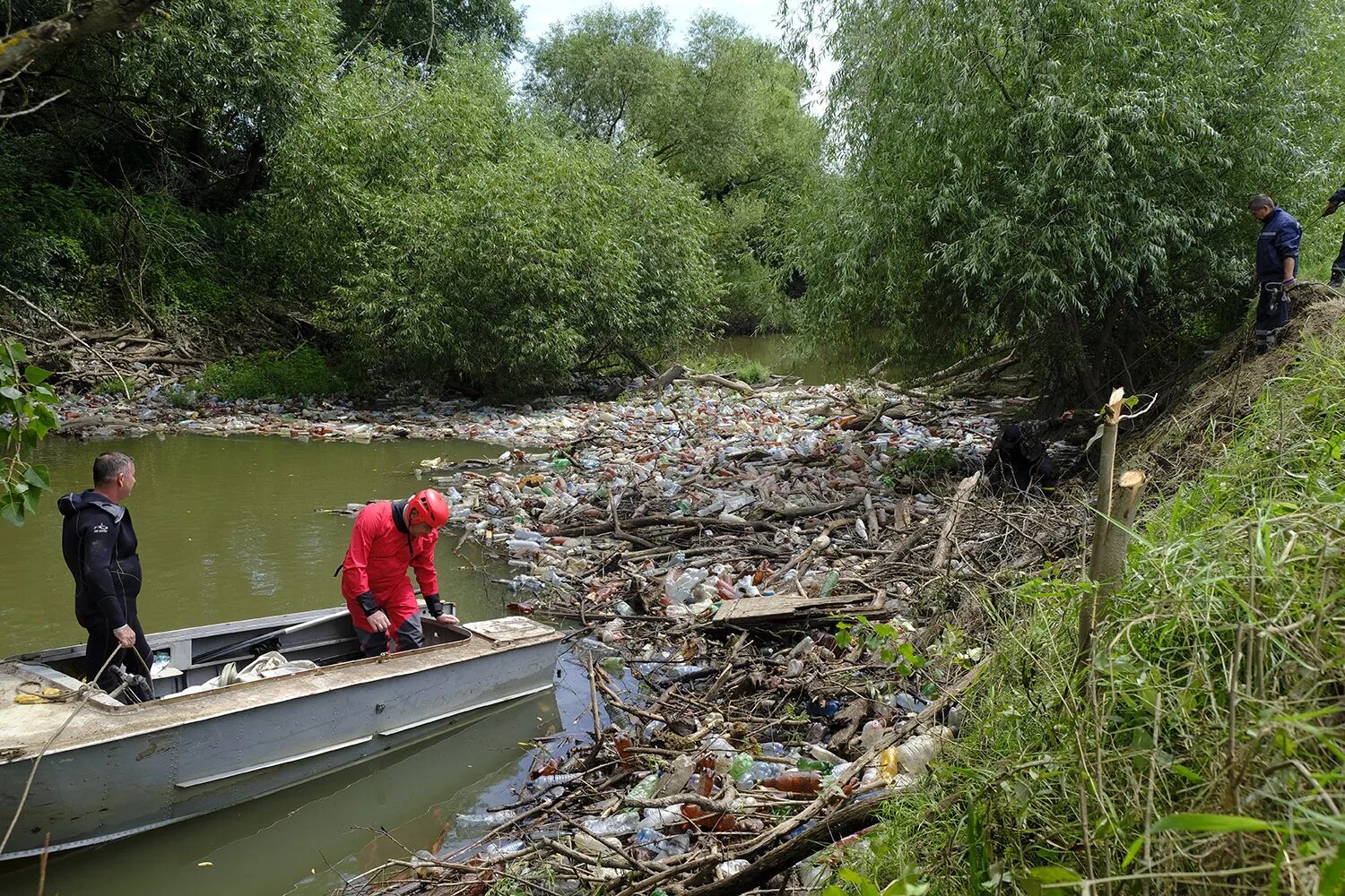 Люди перегородили реку большой плотиной вода. Боржава Закарпатье река. Мусорная река. Река мусорка. Речка с мусором.