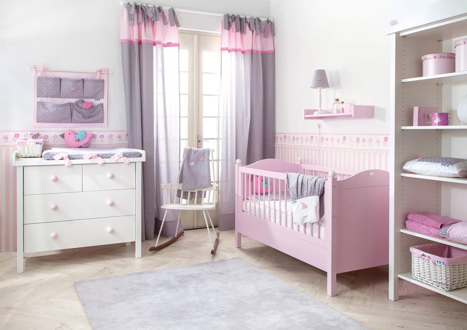 Серо розовая комната. Детская для девочки. Нежная детская комната для девочки. Розовая детская комната. Комната для девочки в розовых тонах.