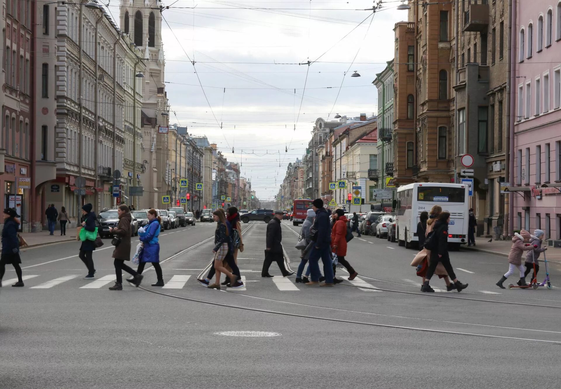 Сколько жителей в санкт. Жители Санкт-Петербурга. Население Питера. Население Санкт-Петербурга. Жители Санкт Петербурга фото.