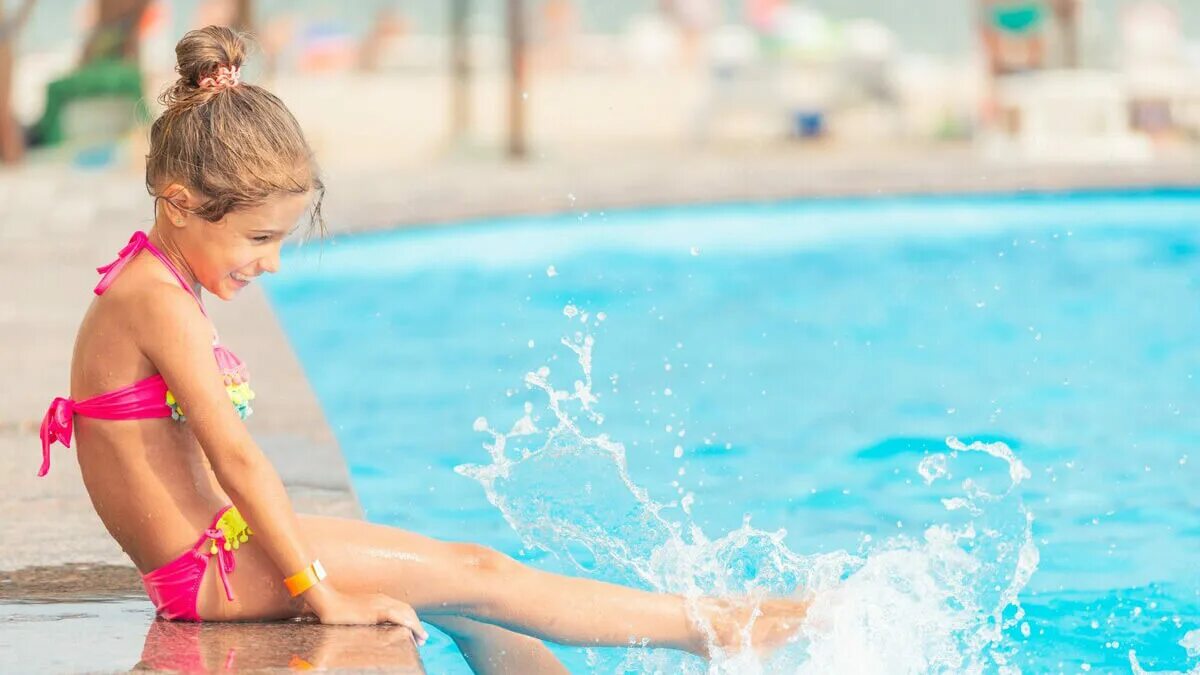 Kleine Mädchen ьгтв. Kata sis Swim Pool. A girl Swims in the Pool and enjoys a Sunny Day.