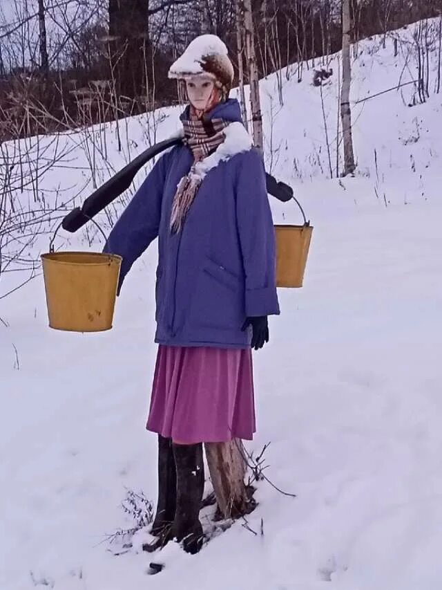 Переодевание в деревне. Женщина с коромыслом. девушка с коромыслом в деревне. женщина с ведрами.