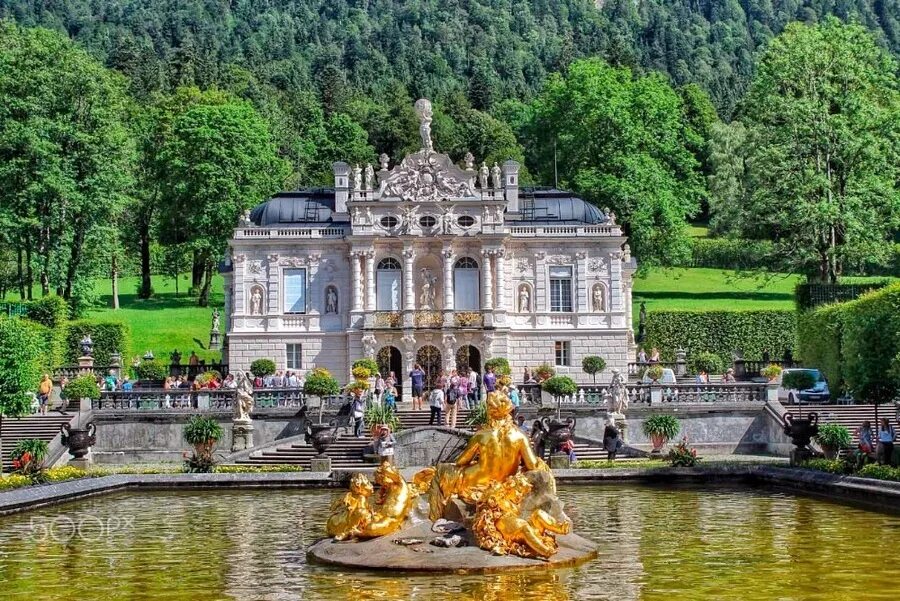 Замок линдерхоф фасад. Дворец келуш архитектура. Замок бомениль франция. Дворец фаворит людвигсбург парк. Замок шантийи франция интерьер.