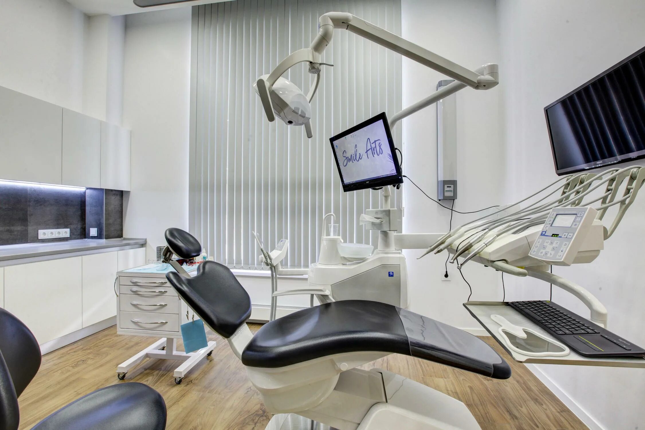 Лучшие стоматологи москвы рейтинг. Арт Смайл клиника. Smile Dental Clinic Москва. Стоматологи на большой Московской. Самые дорогие стоматологические клиники Москвы.