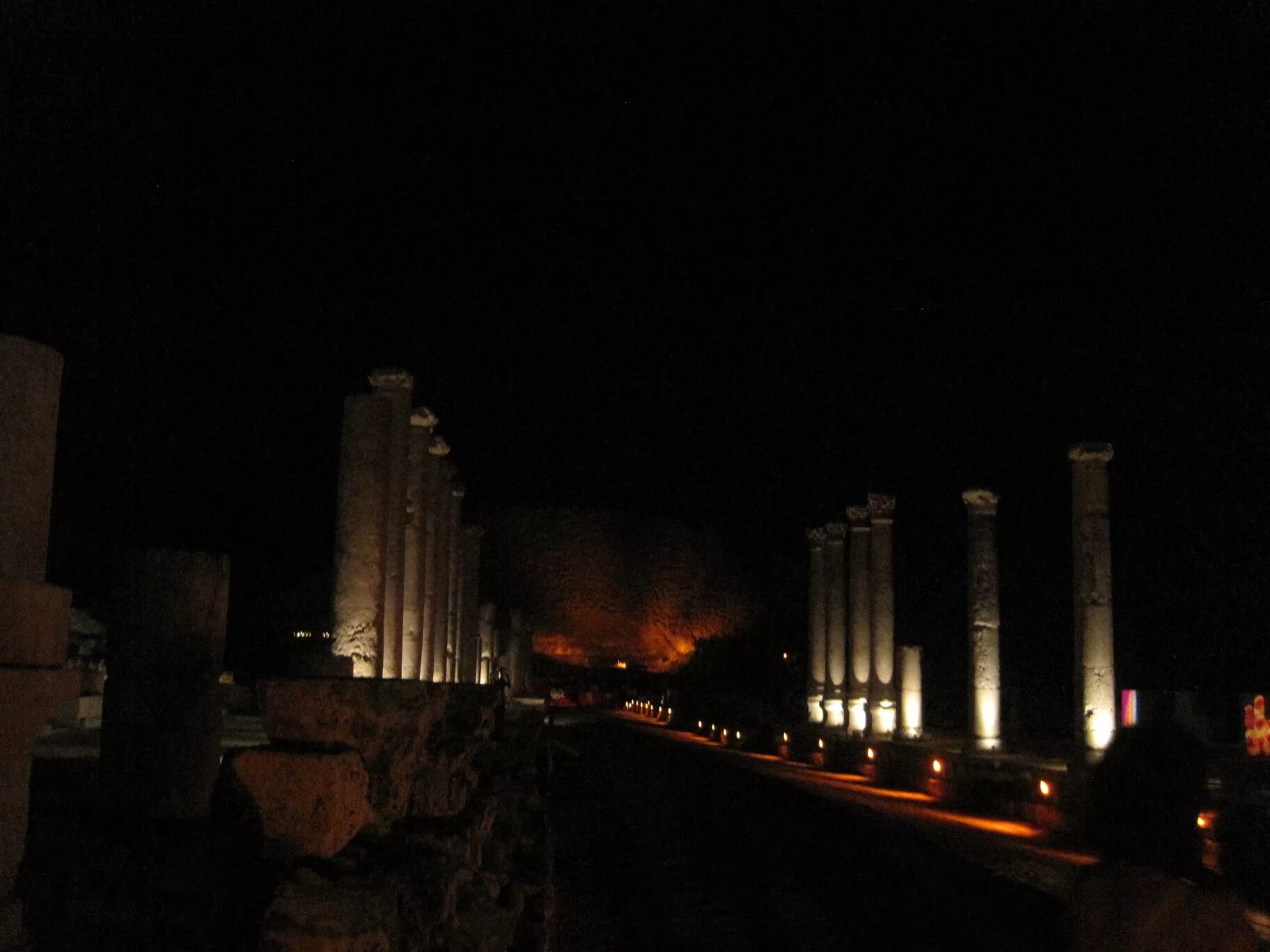 Колонны луна. Колонна ночью. Ростральные колонны васильевский остров. Колонна ночью. Александрийская колонна на дворцовой площади в санкт-петербурге.