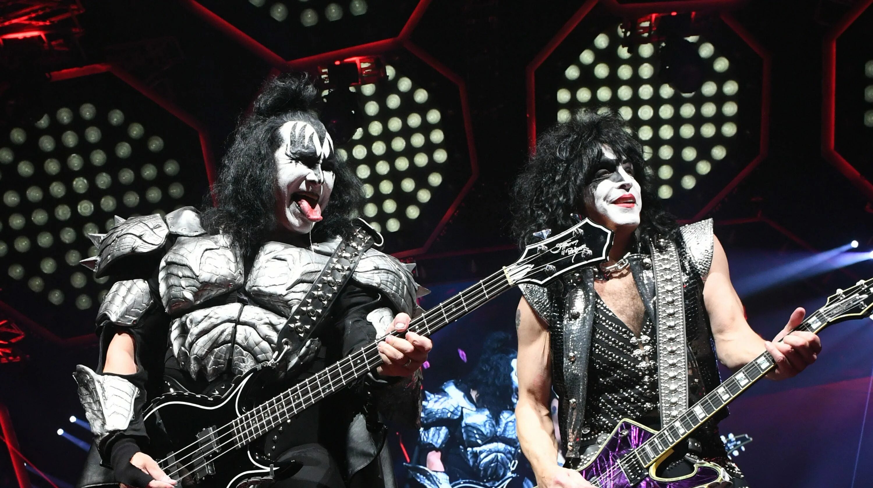 Вокалист рок группы. Рок концерт Кисс. Группа Kiss фото. Группа Kiss фото с концертов. Когда будет концерт группы Kiss.