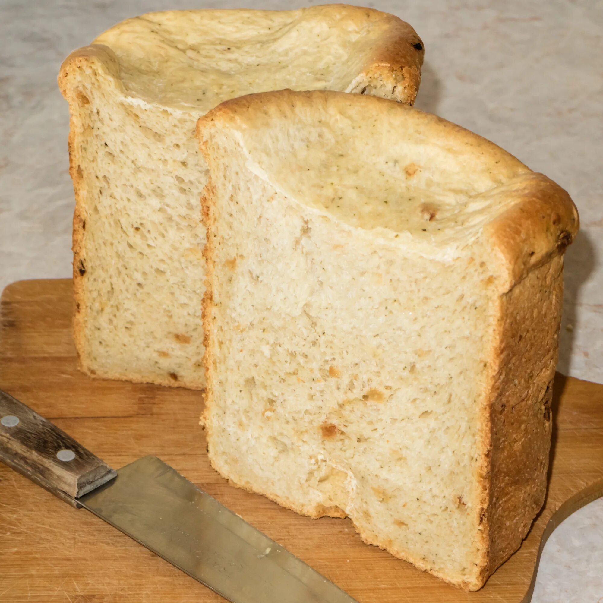 Почему в хлебопечке опадает верхушка. Хлебопечка STARWIND sbr4163. Опал хлеб в хлебопечка. Макушка хлеба. Верхушка хлеба.