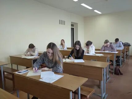 На олимпиаде по химии участников 140