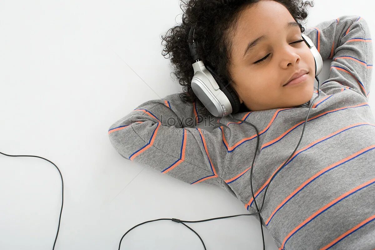 Вход мальчиков музыка. Мальчик слушает. Дети СЛУШАЮТ музыку. Парень слушает музыку. Подросток слушает музыку картинка.