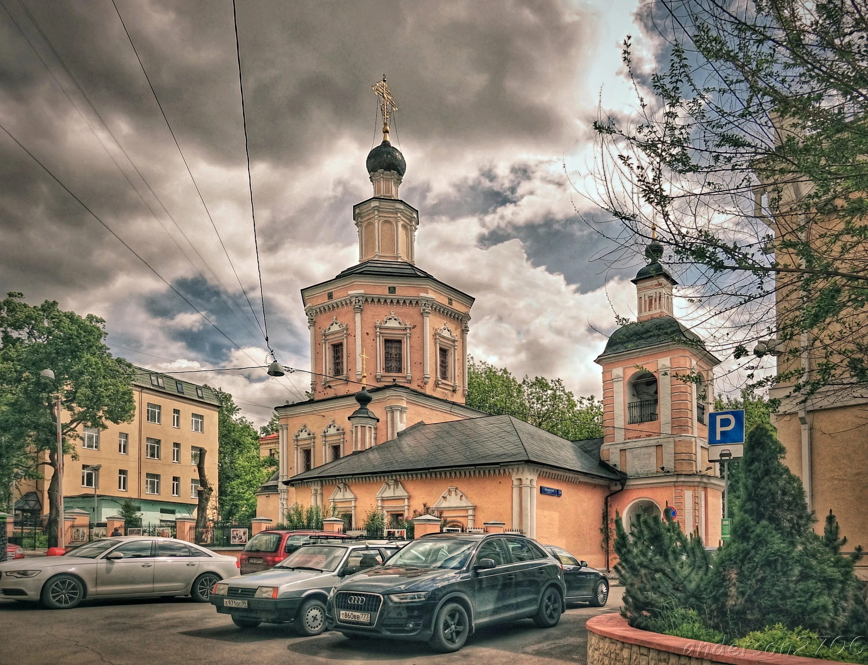 Хохловский переулок храм. Храм Святой Живоначальной Троицы в хохлах. Хохловский переулок храм Живоначальной Троицы. Храм Святой Троицы в хохлах в Москве.