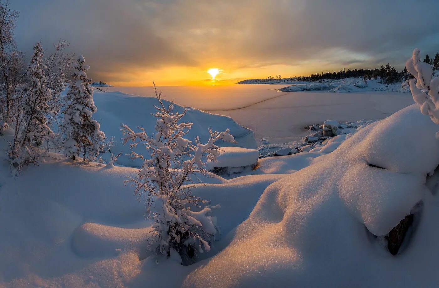 Кругом лежит пушистый снег. Фёдор Лашков Карелия. Фото - фёдор Лашков зима Карелия. Рассвет зимой. Зимний пейзаж.