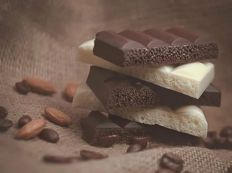 три шоколадки и два печенья