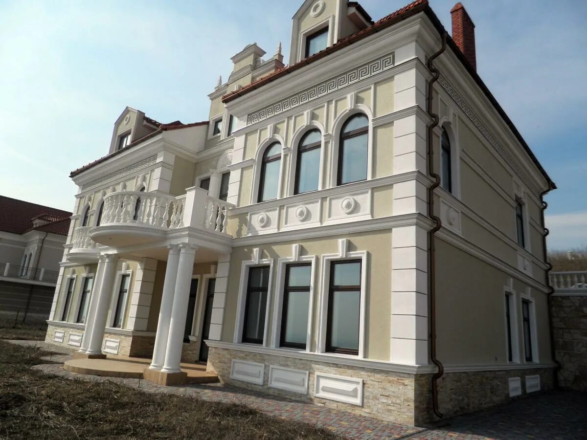 Декор фасадов зданий. Дом с фасадным декором. Украсить фасад. Лепнина на фасаде. Декор для фасадов домов.