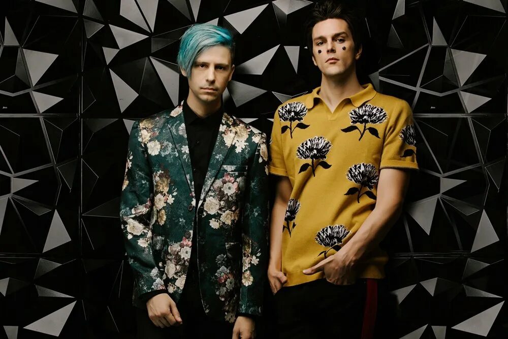 T know how. Даллон уикс i don&#039;t know how but they found me. райан симан. idkhow band. райан симан и даллон.
