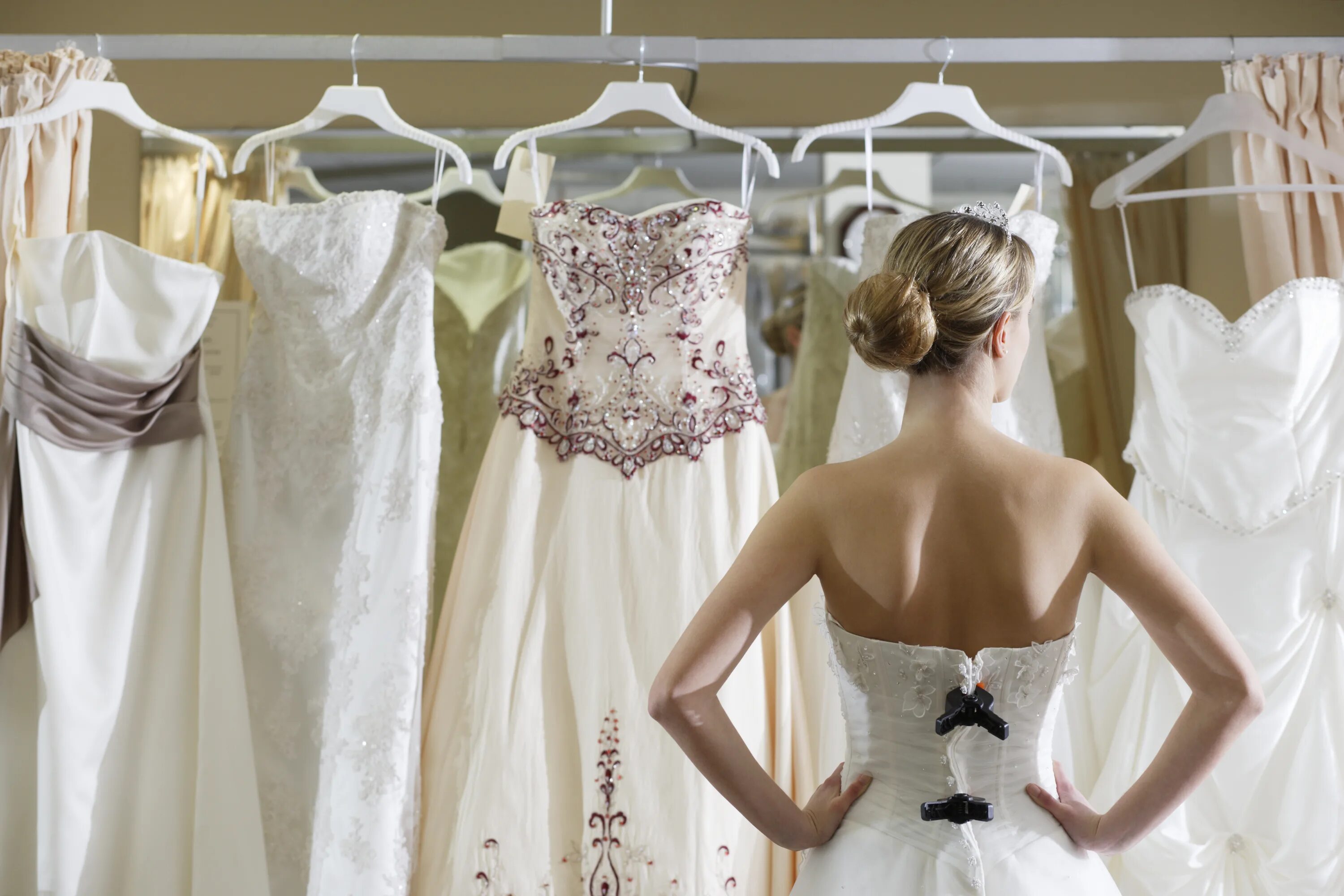 Примерка свадебного платья. Свадебные платья. Салон свадебных платьев. Платье невесты.