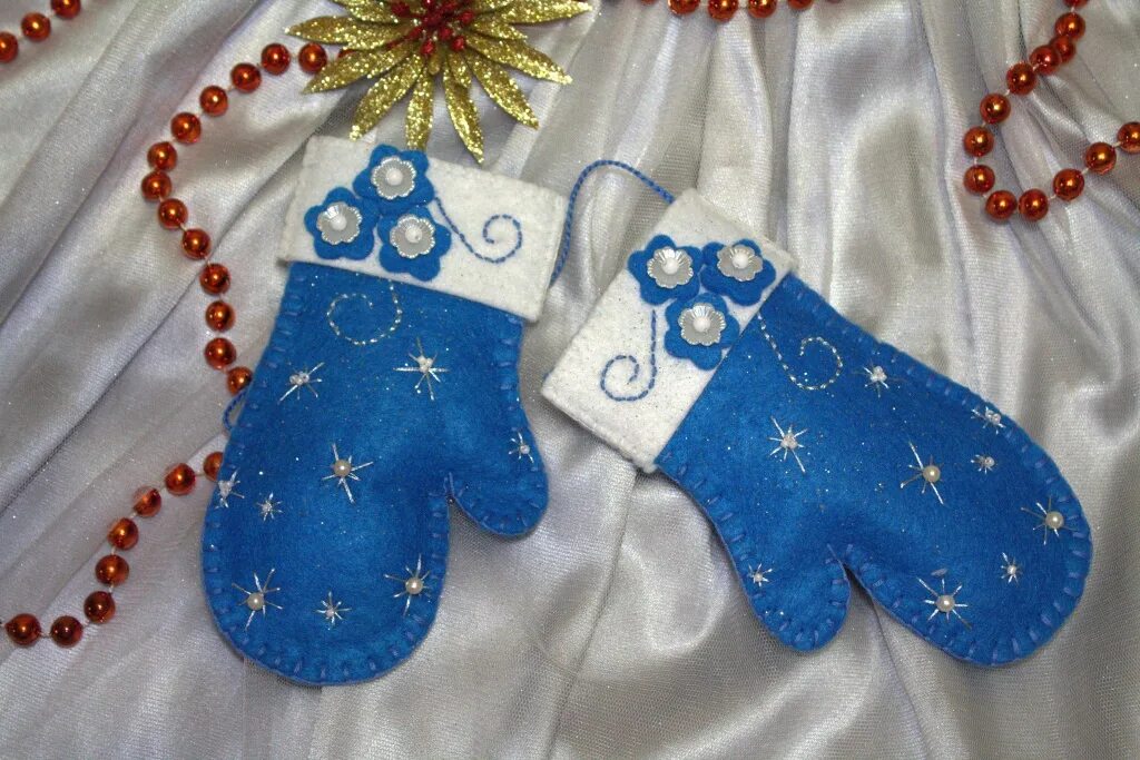 гламурная варежка. варежка деда мороза. гламурная варежка для снегурочки своими руками. гламурная варежка для снегурочки своими руками. гламурные варежки для снегурочки.