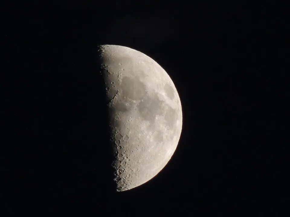 Луна в 10 м. Растущая Луна. Убывающая Луна. Фото Луны. Растущая Луна фото.
