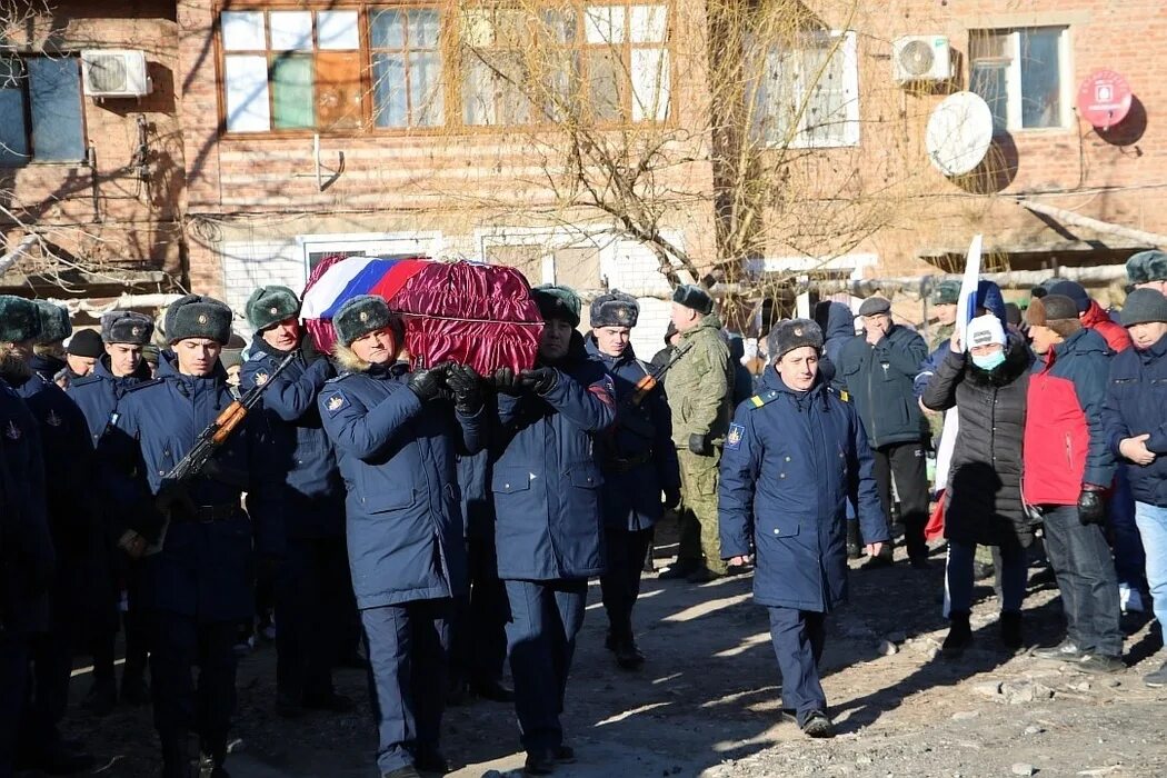 Родственники погибших в спецоперации. В Астрахани простились с погибшим. В Астрахани простились с полицейским.