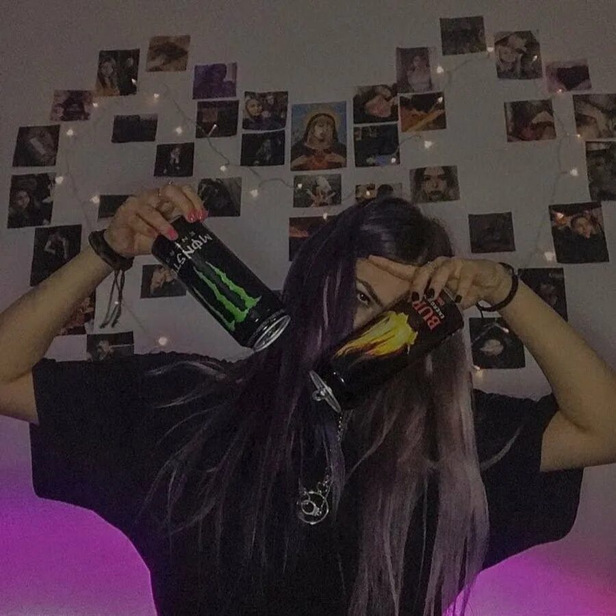 Девушки с энергетиками. Левушка пьёт энергетик. Автомат из банок энергетиков. Энергетики девушка. Девушка с энергетиками без лица.