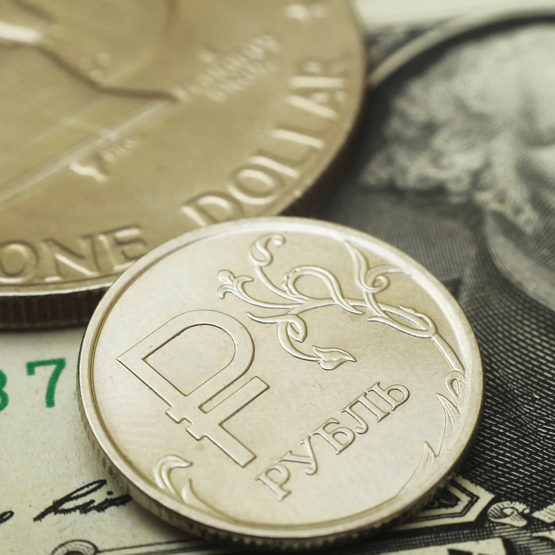 Колебания курса валют. Доллары в рубли. Рубль против доллара. Доллар к рублю. Доллар фото.