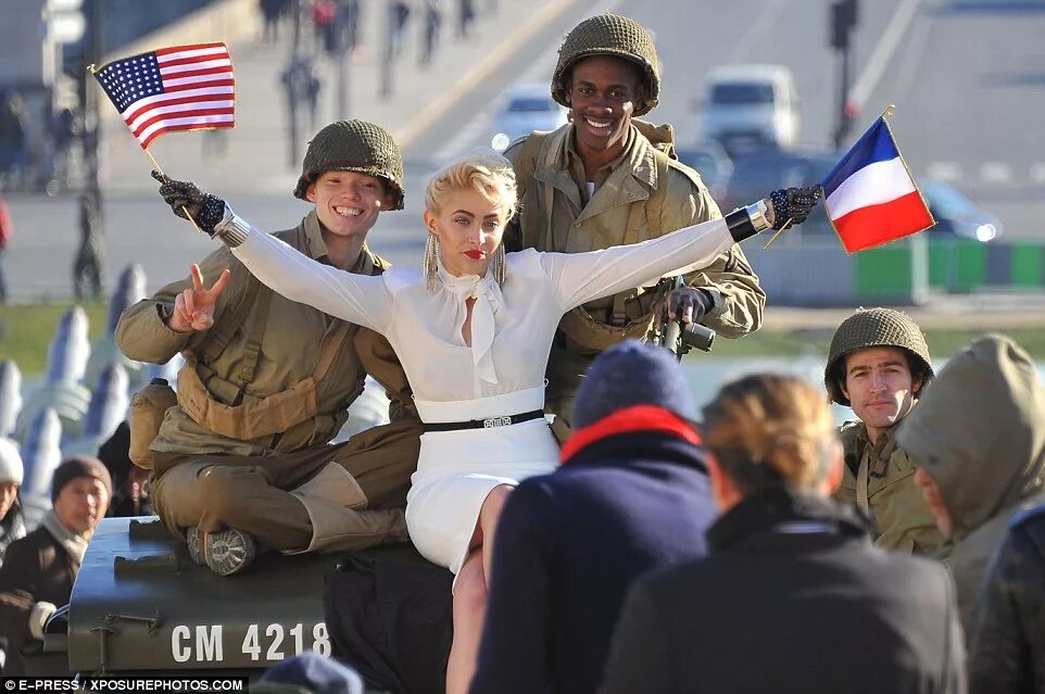 Бойцы в окружении. Солдат в окружении девушек. Фото солдат в окружении. Солдат в окружении семьи. Дочь Майкла Джексона похожа на Мадонну.