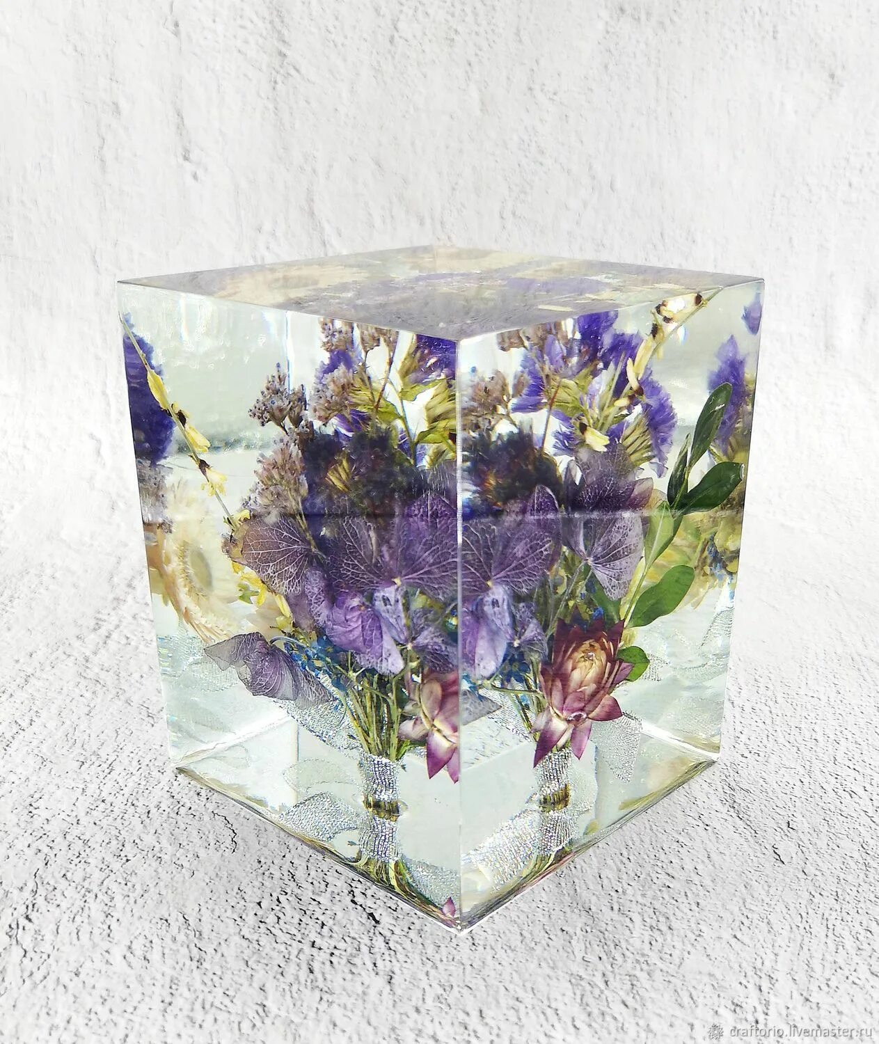 Гелихризум в эпоксидной смоле. Эпоксидная смола craft resin. Изделия из эпоксидной смолы. Цветы залитые эпоксидной. Украшения изэроксидной смолы.