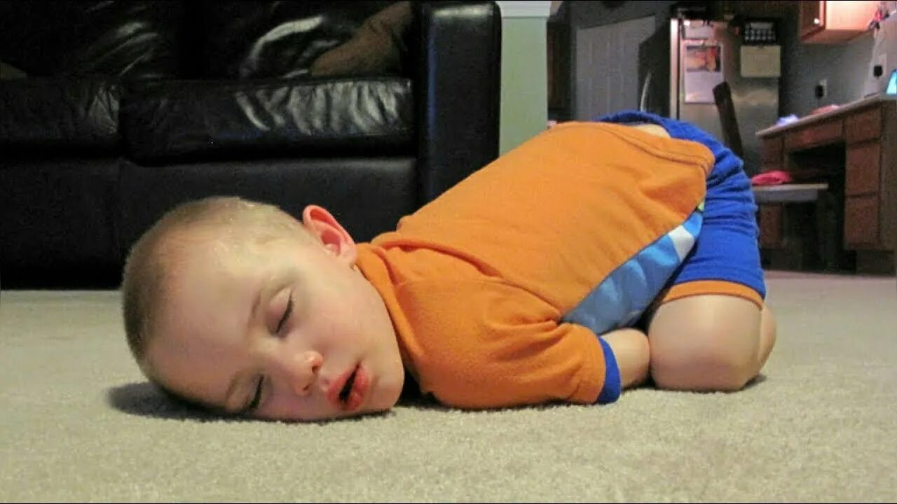 Funny Falling asleep. Fall asleep picture for Kids. Kids laughs and Falls.