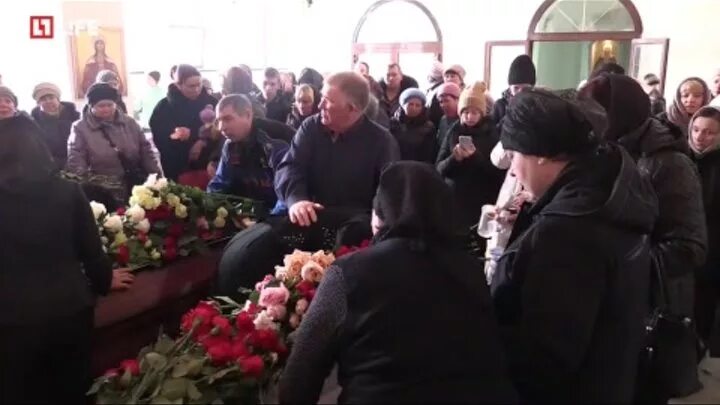 Видео прощания с погибшими. ТЦ зимняя вишня Кемерово похороны погибших. Кладбище Кемерово зимняя вишня. Прощание в Кемерово с погибшими.