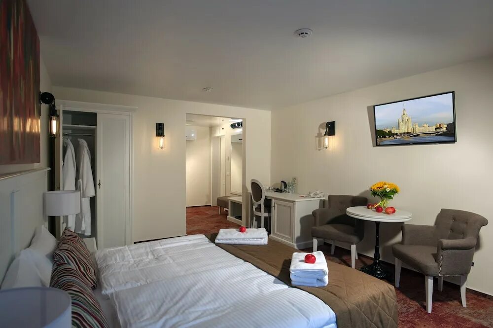 Длительное проживание картинка. Длительное проживание в гостинице. Проживание картинки. Долгосрочное проживание. Человек в гостиничном номере.