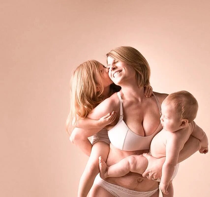 Хорошая плохая мамочка. Голая женщина с младенцем. Голые мамочки с детками. Голые мамочки при детях. Голая мама с ребенком на руках.
