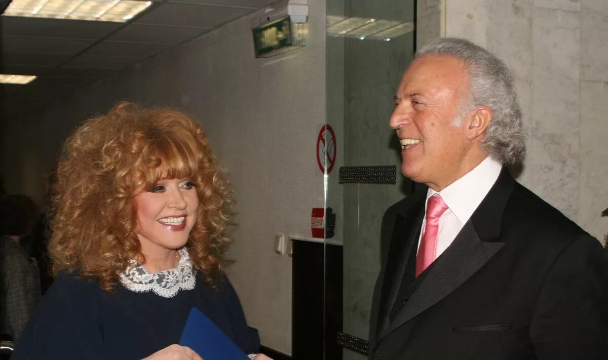 Последнее фото аллы пугачевой 2022 года. Эстрадный магнат написавший для пугачевой. Эстрадный магнат написавший для пугачевой. Соседов и пугачева. Алла пугачёва 2022.