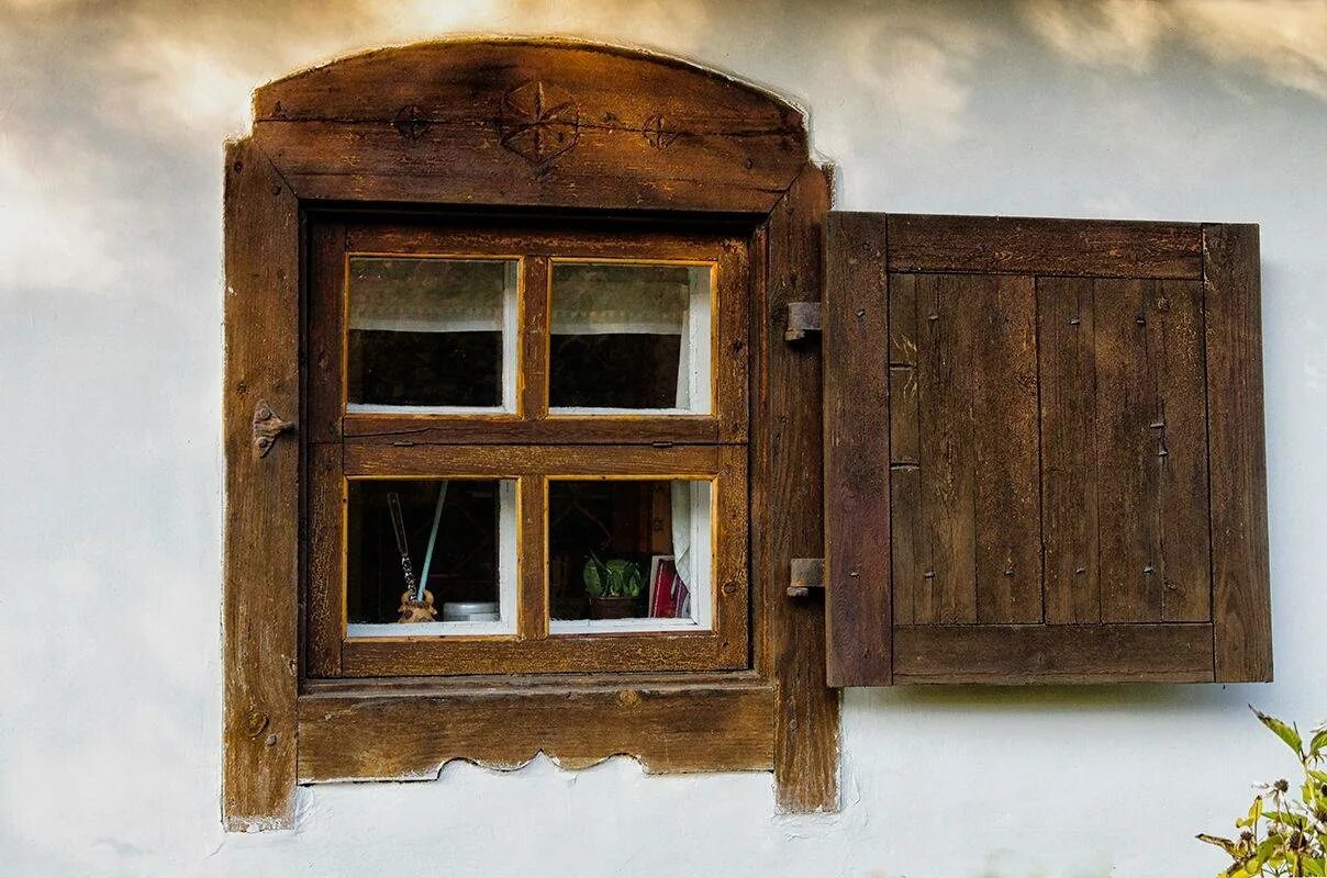 Окна старинный дом. Филенчатые ставни МИД Америка. Ставни на окна. Старинные окна. Окно со ставнями.