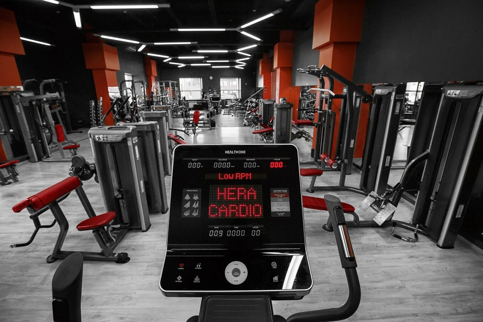 Зал облака реутов. Спортзал жихозлари. Спортивный зал. Фитнес ленд. Оранж клаб смоленск рыленкова.
