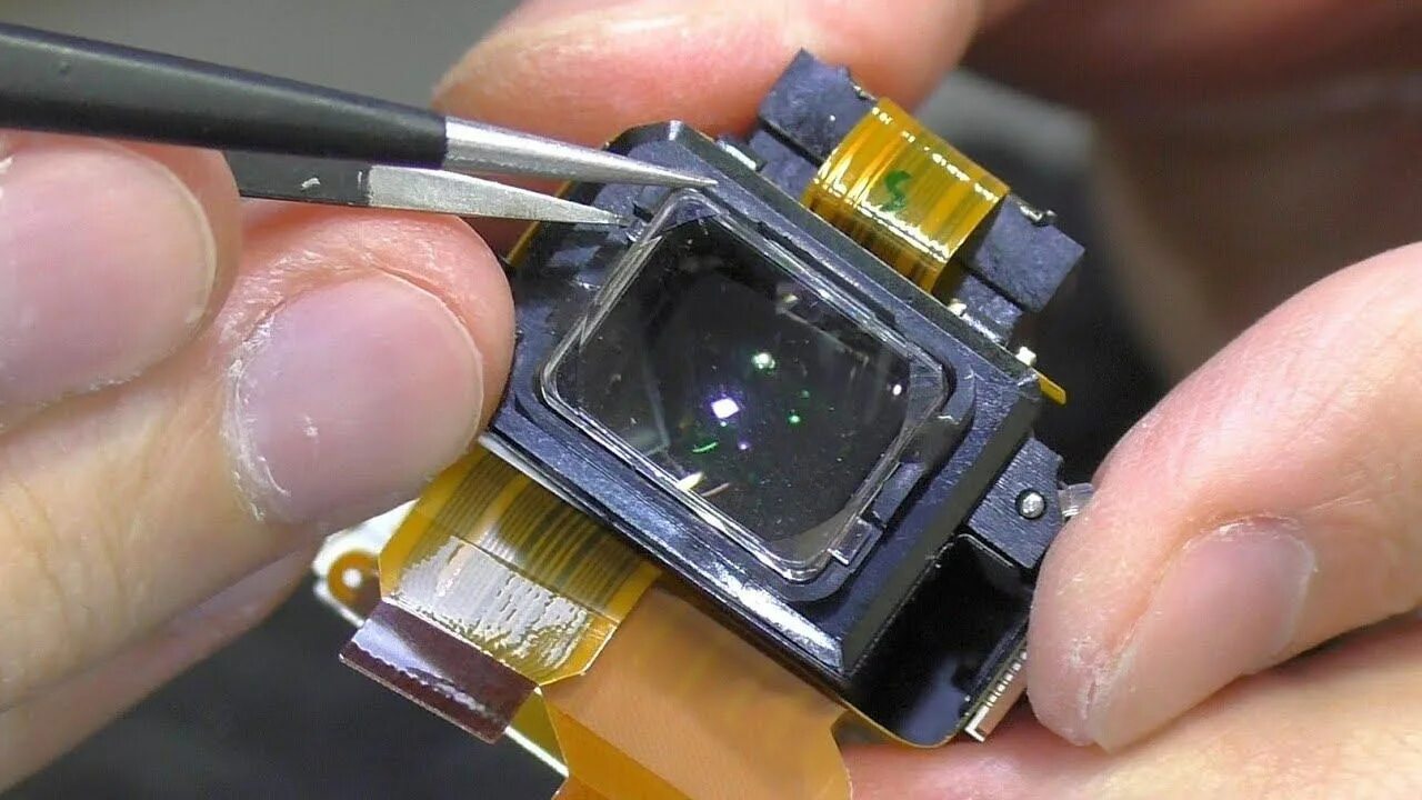 Камера телефона стала мутной. Заводской брак на телефоне. Айфон se камера. Поломка камеры на телефоне. Разбитая камера на айфоне.