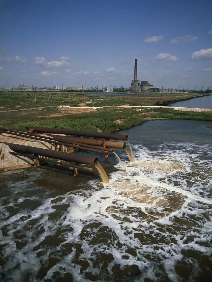 Загрязнение воды. Загрязненные водоемы. Сточные воды. Заводы загрязняют воду. Загрязнения водохранилище