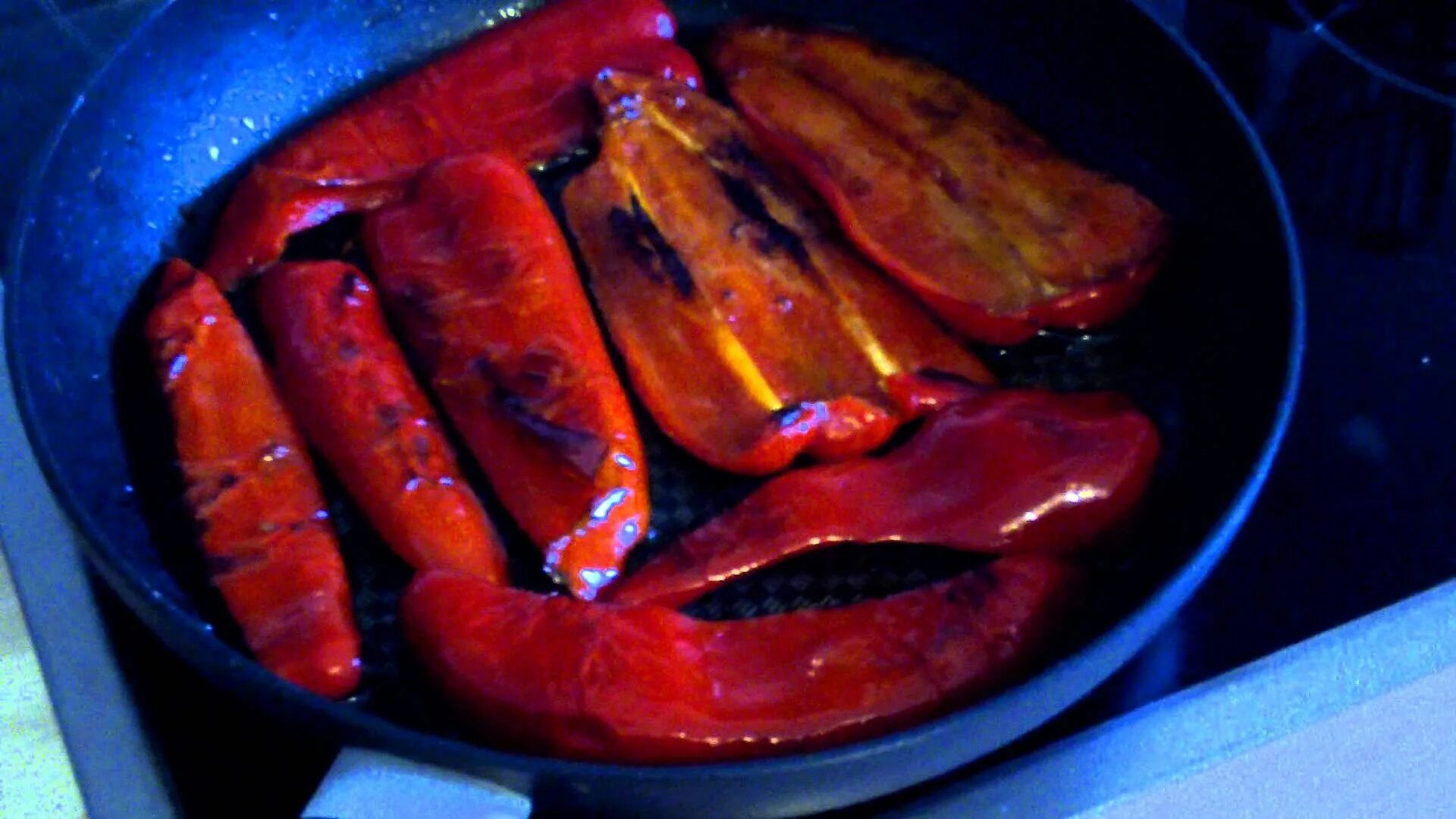 Перец в масле на зиму. Богарскийперец на зиму. Маринов болгарский перец на зиму. Кухня наизнанку жареный перец на зиму. Жареный перец на зиму.