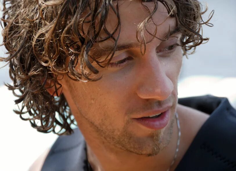 как сделать эффект мокрых волос мужчине. мужская прическа мокрый эффект. мужские прически. как сделать эффект мокрых волос мужчине. марко кудрявый.