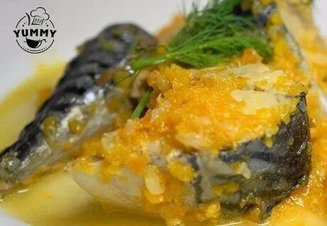 Скумбрия с жареным луком и морковью