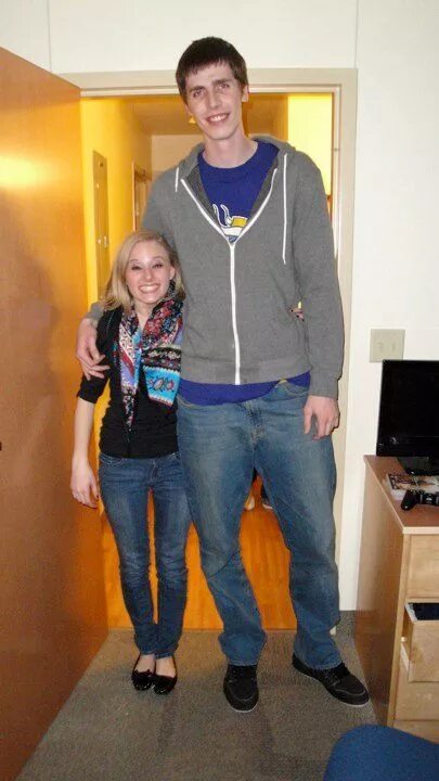 Мальчик был невысокий зато очень. Высокий парень. Очень высокий парень. Очень высокий мужчина. Высоки йпарееь.