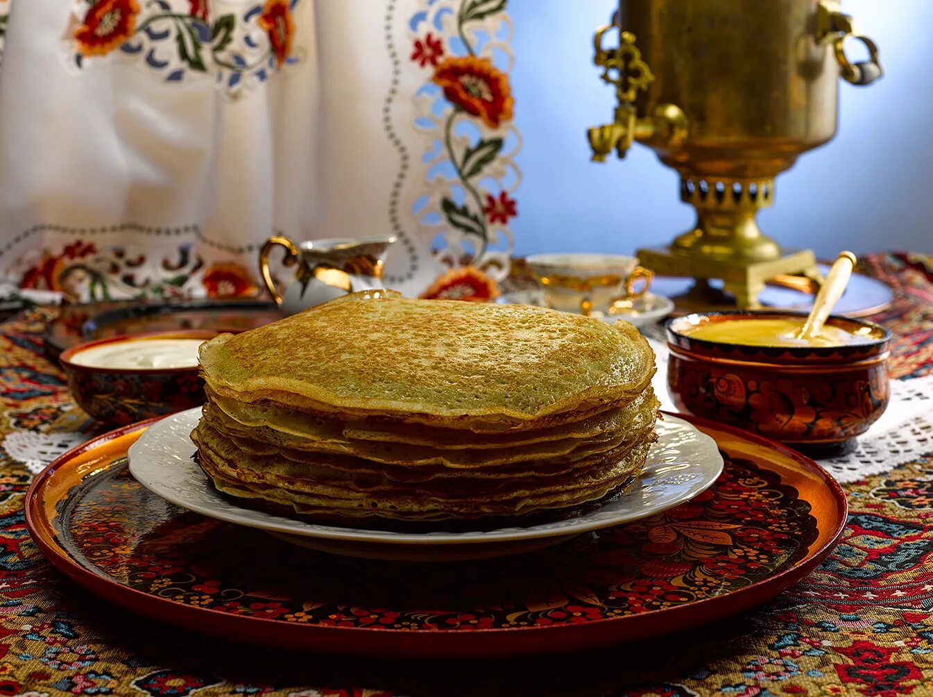 Едят ли на масленицу мясо. Масленица. Блины. Русская кухня блины. Традиционные блюда на Масленицу. Масленичные блины.