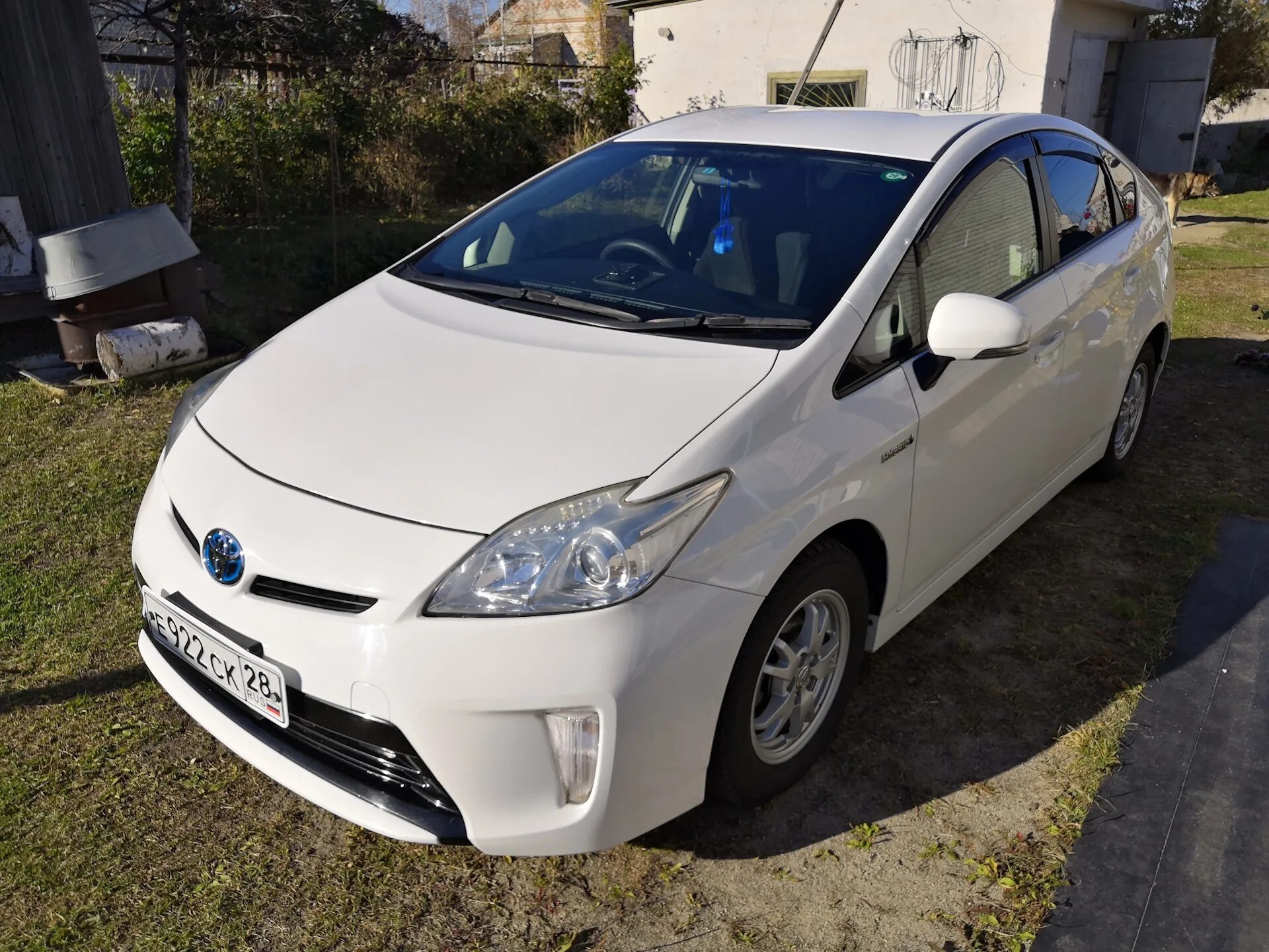 Куплю приус 30 владивосток. Тойота Приус 2015 белый. Тойота Приус белая. Toyota Prius 30. Toyota Prius белый.